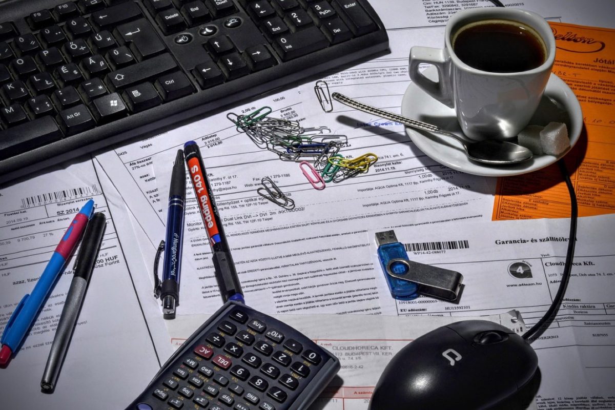 Choisir un courtier PEA selon frais et services