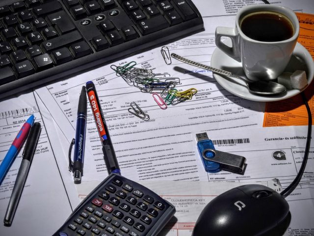 Choisir un courtier PEA selon frais et services